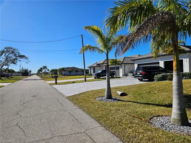 2 minute walk to Tropicana Park and Seven Islands
