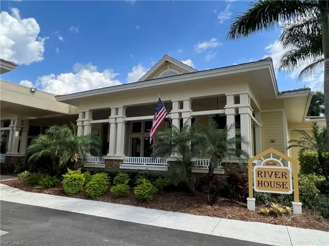 River House has a large Bar/eating area along with more formal dining options.