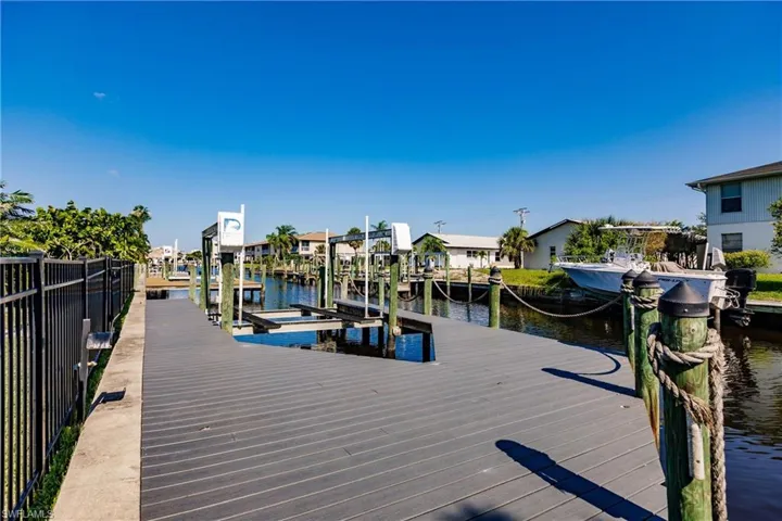 1437 Vendome Ct, Cape Coral, Florida 33904