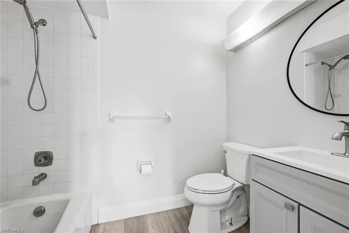 428 Meadowlark Ln 428-b, Naples, Florida 34105