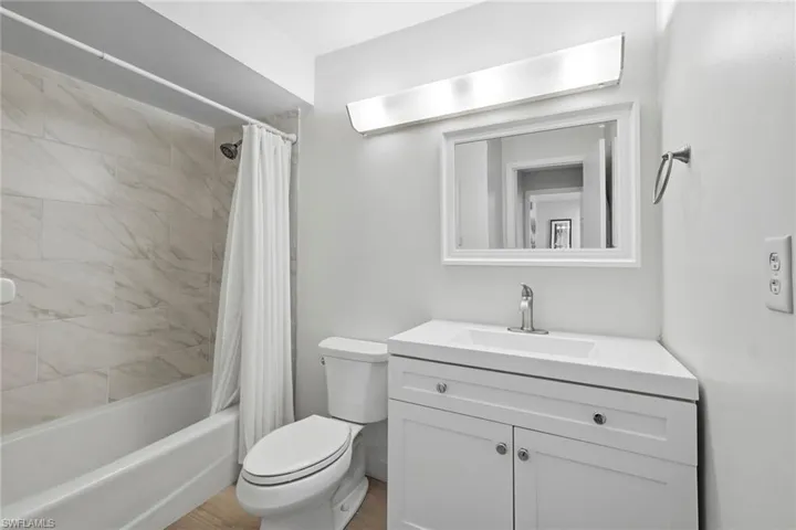 428 Meadowlark Ln 428-b, Naples, Florida 34105
