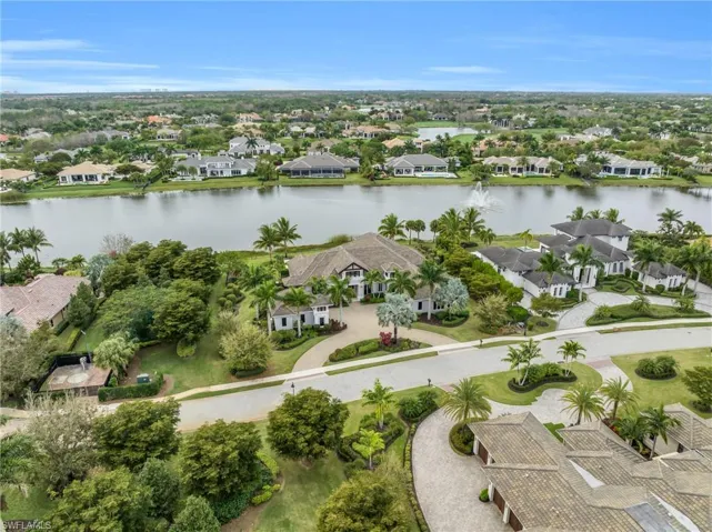 Situation on an oversized, private lot
