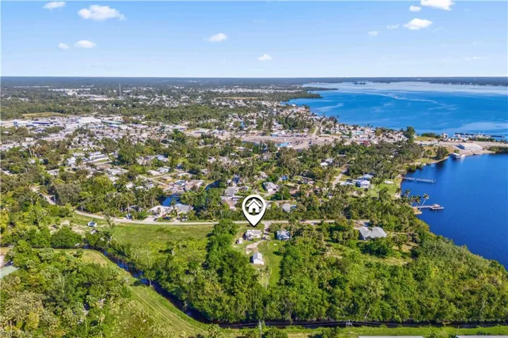 1073  River  RD, North Fort Myers, FL 33903