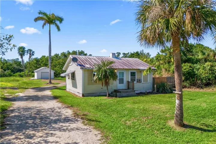 1073  River  RD, North Fort Myers, FL 33903