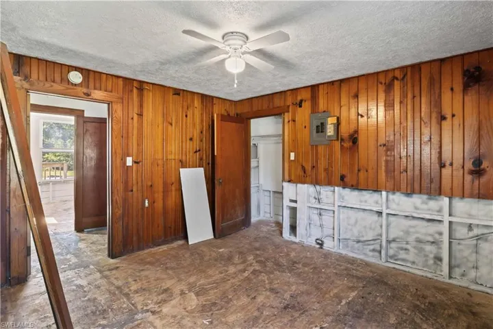 1073  River  RD, North Fort Myers, FL 33903