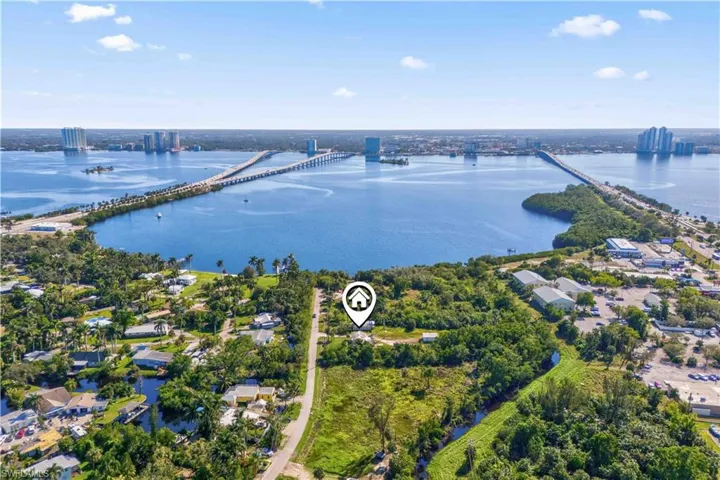 1073  River  RD, North Fort Myers, FL 33903