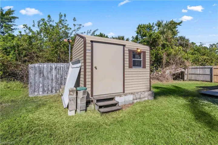 1073  River  RD, North Fort Myers, FL 33903