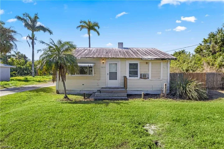 1073  River  RD, North Fort Myers, FL 33903
