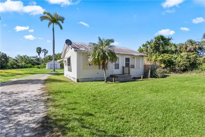 1073  River  RD, North Fort Myers, FL 33903