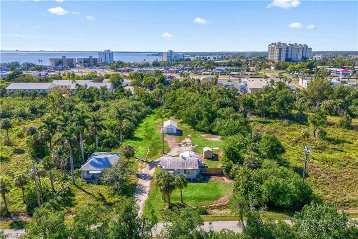 1073  River  RD, North Fort Myers, FL 33903