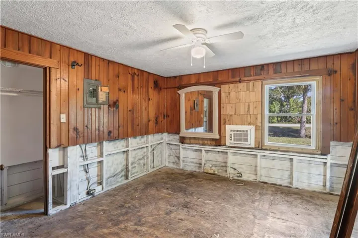 1073  River  RD, North Fort Myers, FL 33903