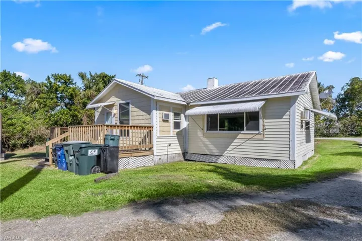 1073  River  RD, North Fort Myers, FL 33903