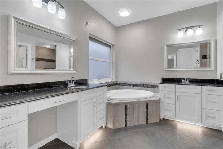 11239  Lakeland  CIR, Fort Myers, FL 33913