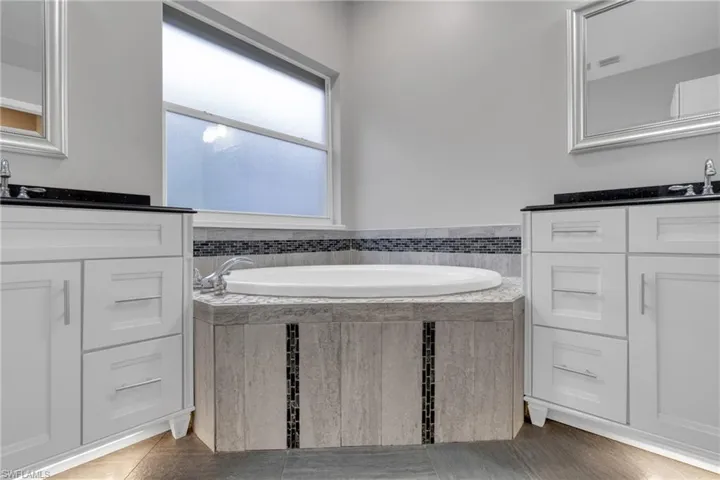 11239  Lakeland  CIR, Fort Myers, FL 33913