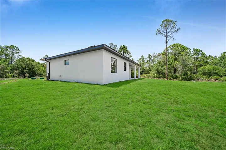 View of grassy yard