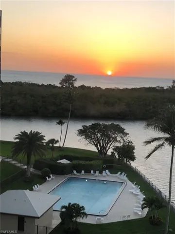 17  Bluebill  AVE, Naples, FL 34108
