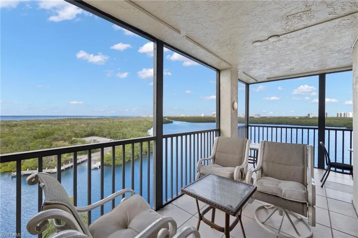 17  Bluebill  AVE, Naples, FL 34108