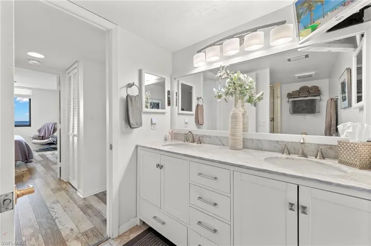 17  Bluebill  AVE, Naples, FL 34108