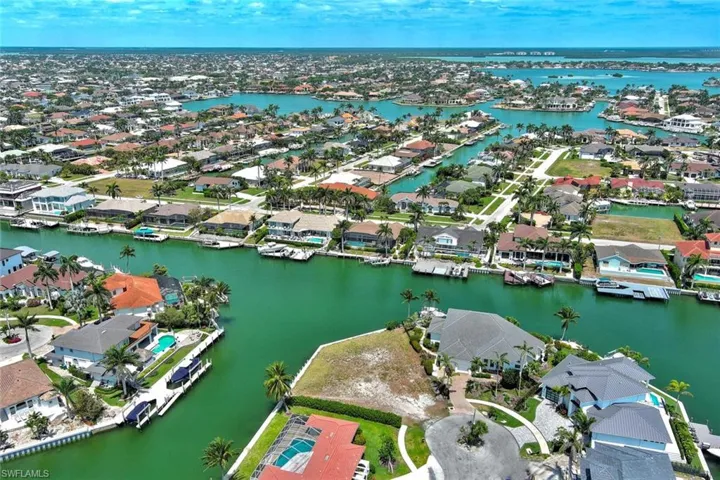 Bird's eye view featuring a residential view and a water view