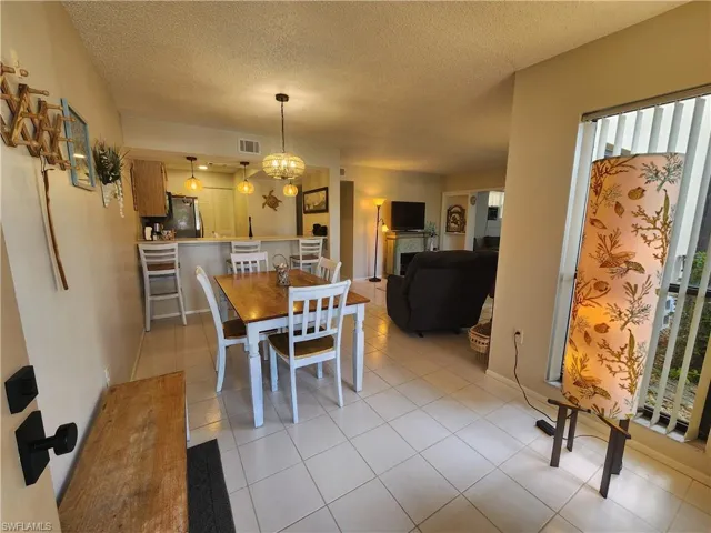 Dining areal and breakfast bar