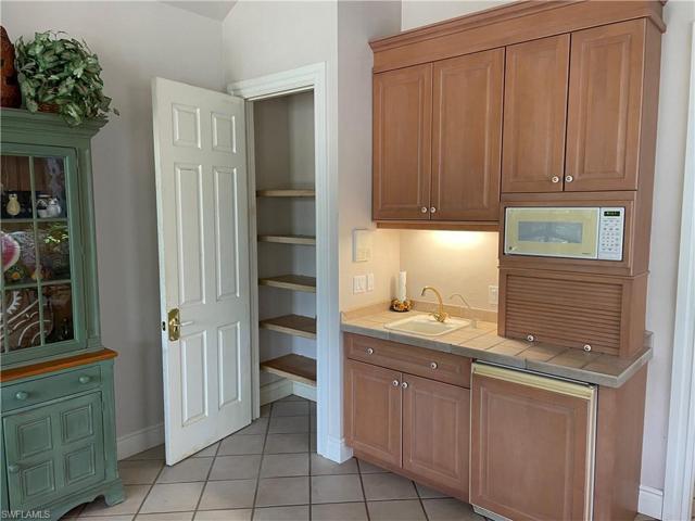 Guest cabana morning kitchen.