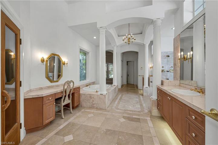 Main bath w/sauna, tub.