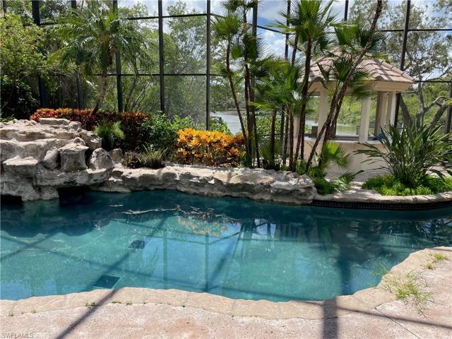 Pool w/built-in spa.