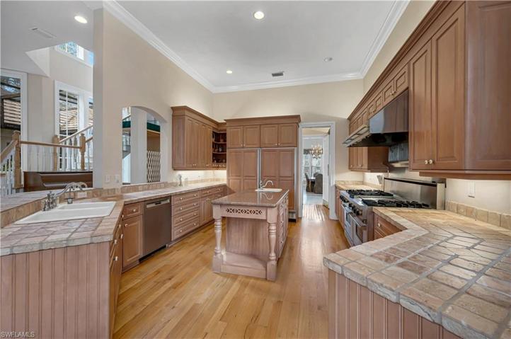 Gourmet kitchen w/butlers pantry.