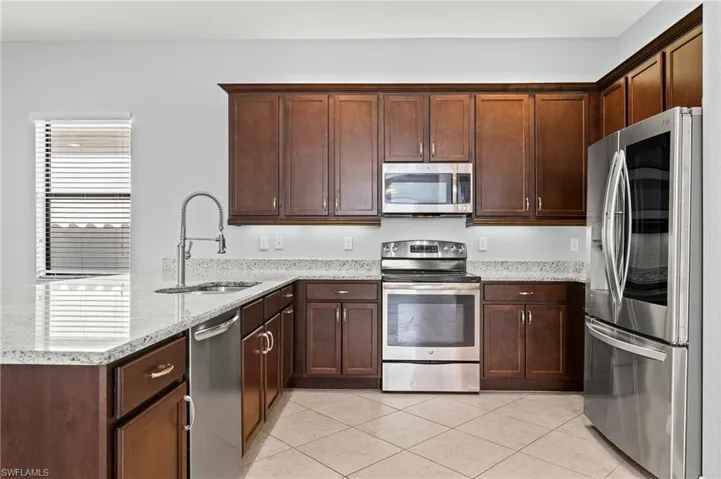 Kitchen & Breakfast Counter