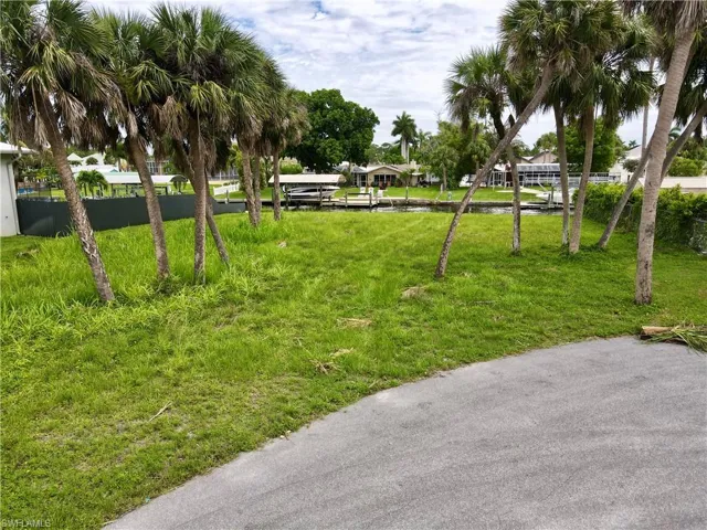 Surrounding community featuring a lawn
