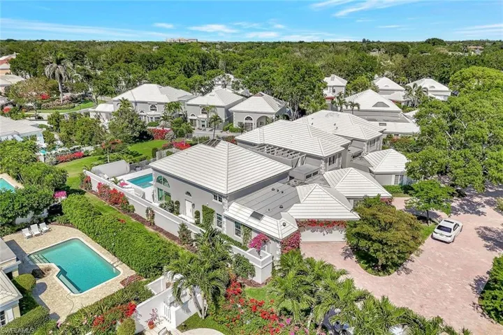 Aerial view featuring a residential view and a view of trees