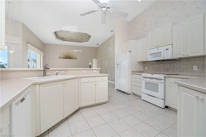 kitchen w adjoing family room