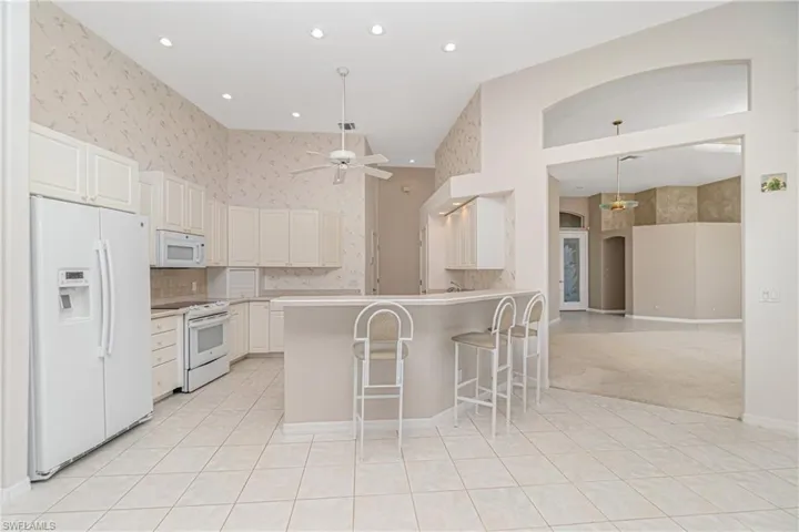 kitchen w breakfast bar