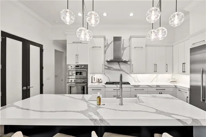 KITCHEN/ISLAND