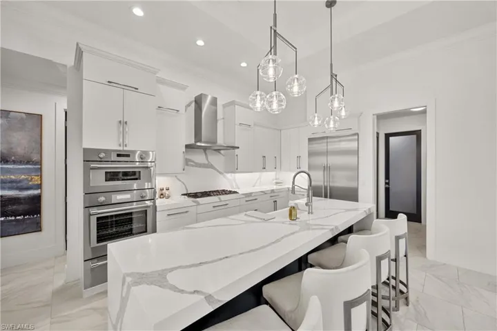 KITCHEN/ISLAND