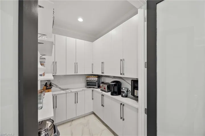 INTERIOR PANTRY