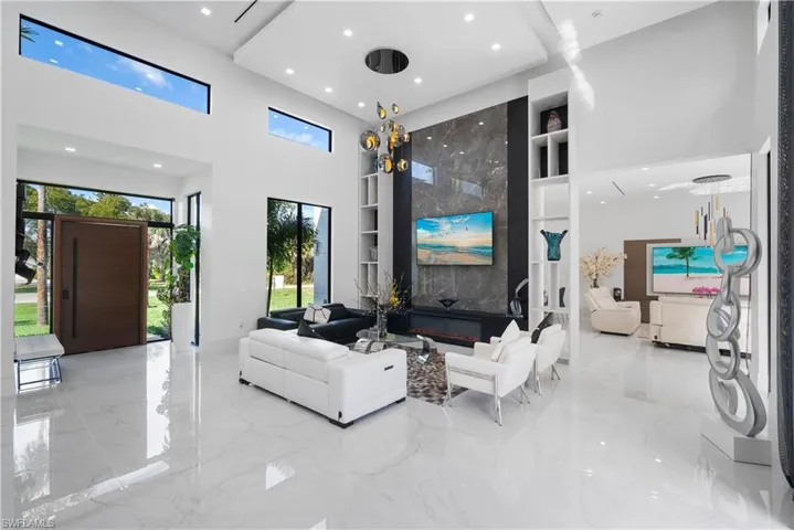 390 3rd St Nw, Naples, Florida 34120