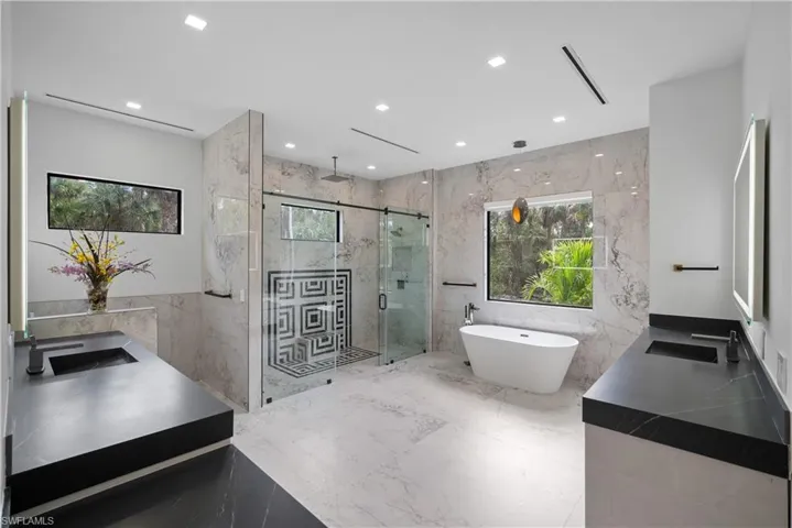 390 3rd St Nw, Naples, Florida 34120