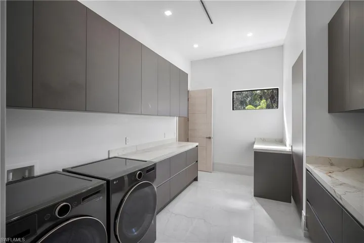 390 3rd St Nw, Naples, Florida 34120