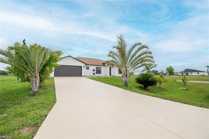 Long driveway with plenty of parking and 2 car garage