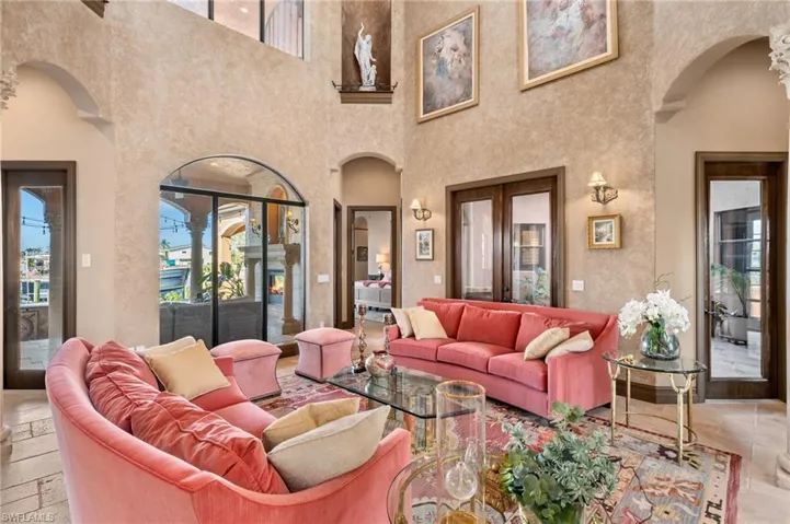 Living room with a towering ceiling