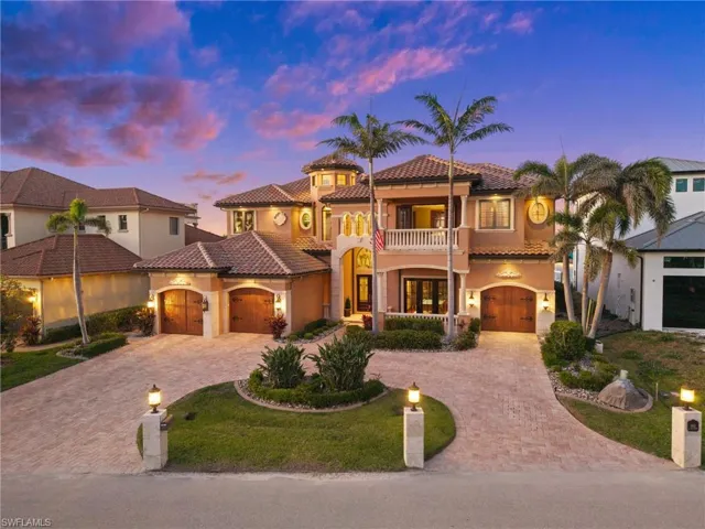 Mediterranean / spanish house with a balcony