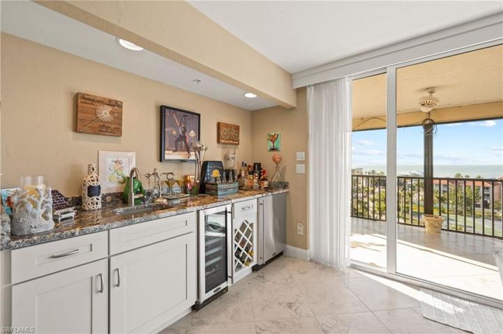 Wet Bar to wet your whistle!! Wine cooler and refrigerator