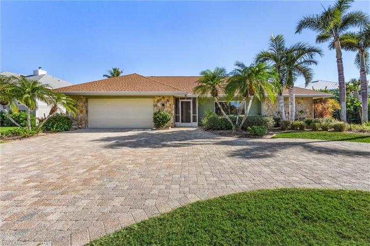 Great curb appeal w/ paver driveway