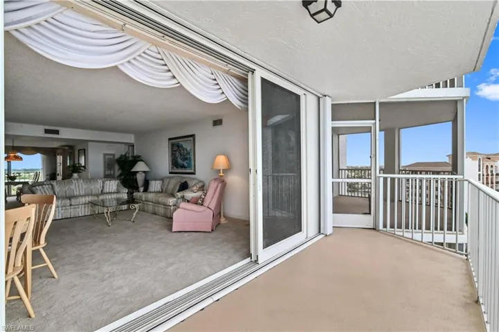 Wall-to wall sliding doors to enjoy gulf breeze
