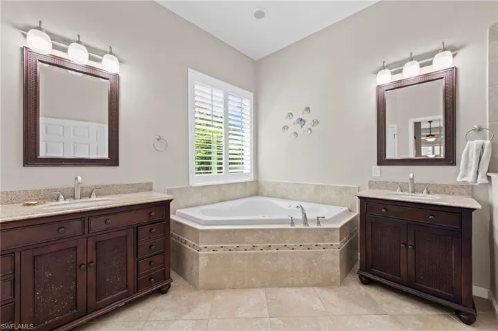 8215  Potomac  LN, Naples, FL 34104