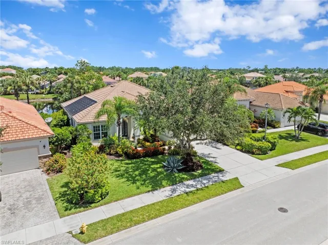 8215  Potomac  LN, Naples, FL 34104
