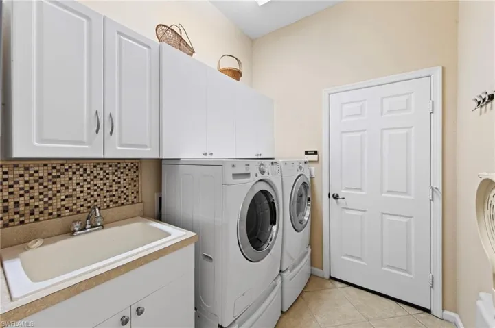 8215  Potomac  LN, Naples, FL 34104