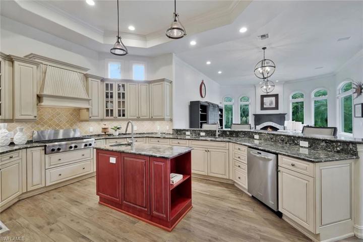 Chef's Island Kitchen w. Gas Cooktop & Double Wall Ovens