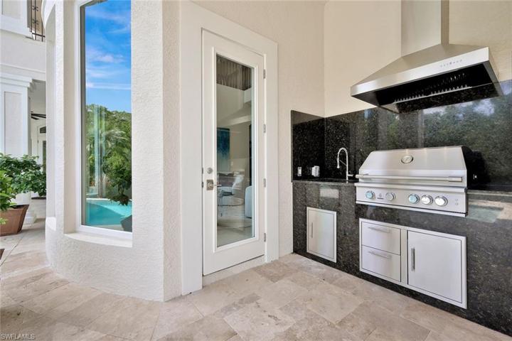 Outdoor Kitchen w. Granite Surround